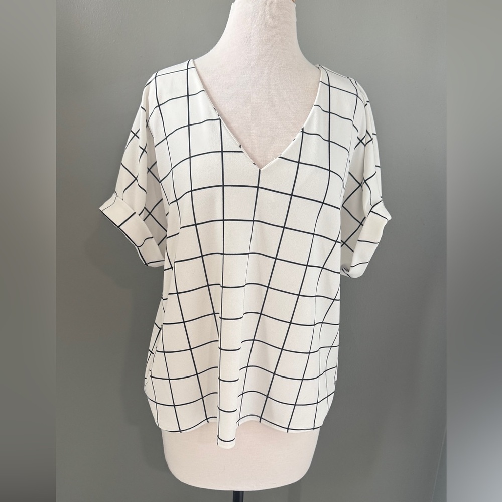 MELLODAY white/black V-Neck Short Sleeve Top with Black Windowpane Grid. Zipback